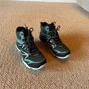 Merrell Pine Grove Womens Hiking Boots Green Size 9.5

NWOT